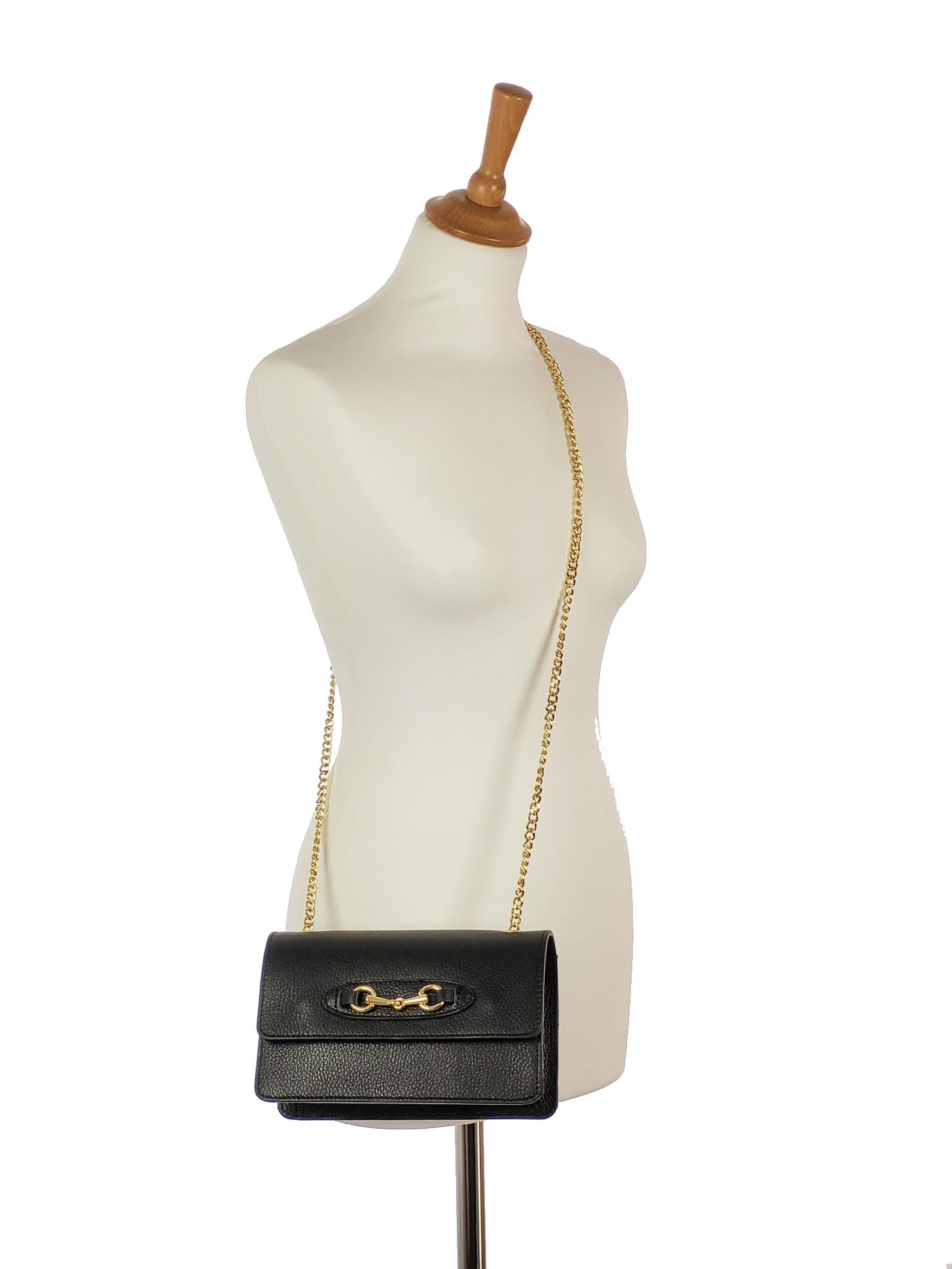 GROSSO kožená čierna crossbody kabelka s retiazkou a zlatou ozdobou Edita
