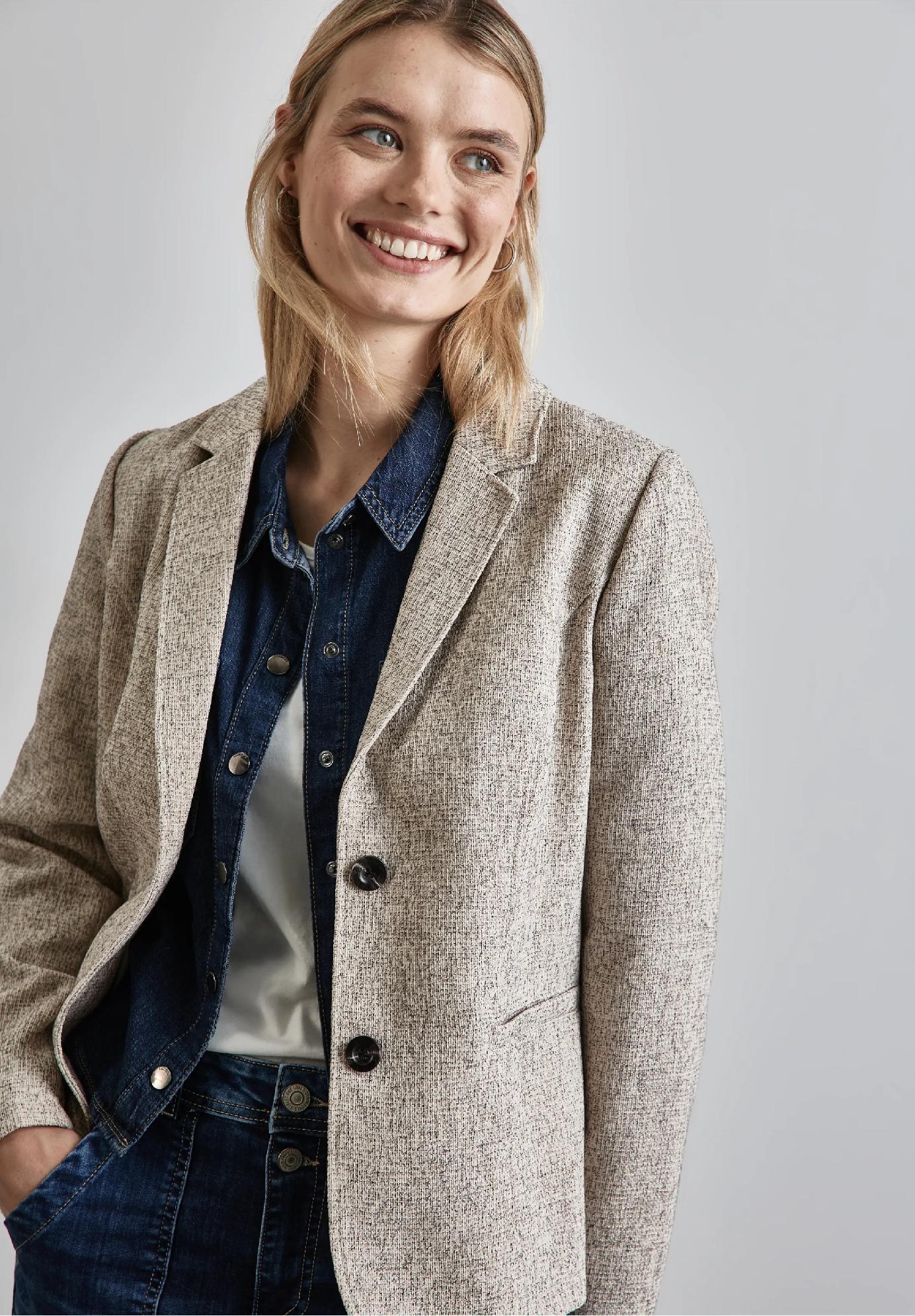 Street One blazer v melanžovom vzhľade, čie