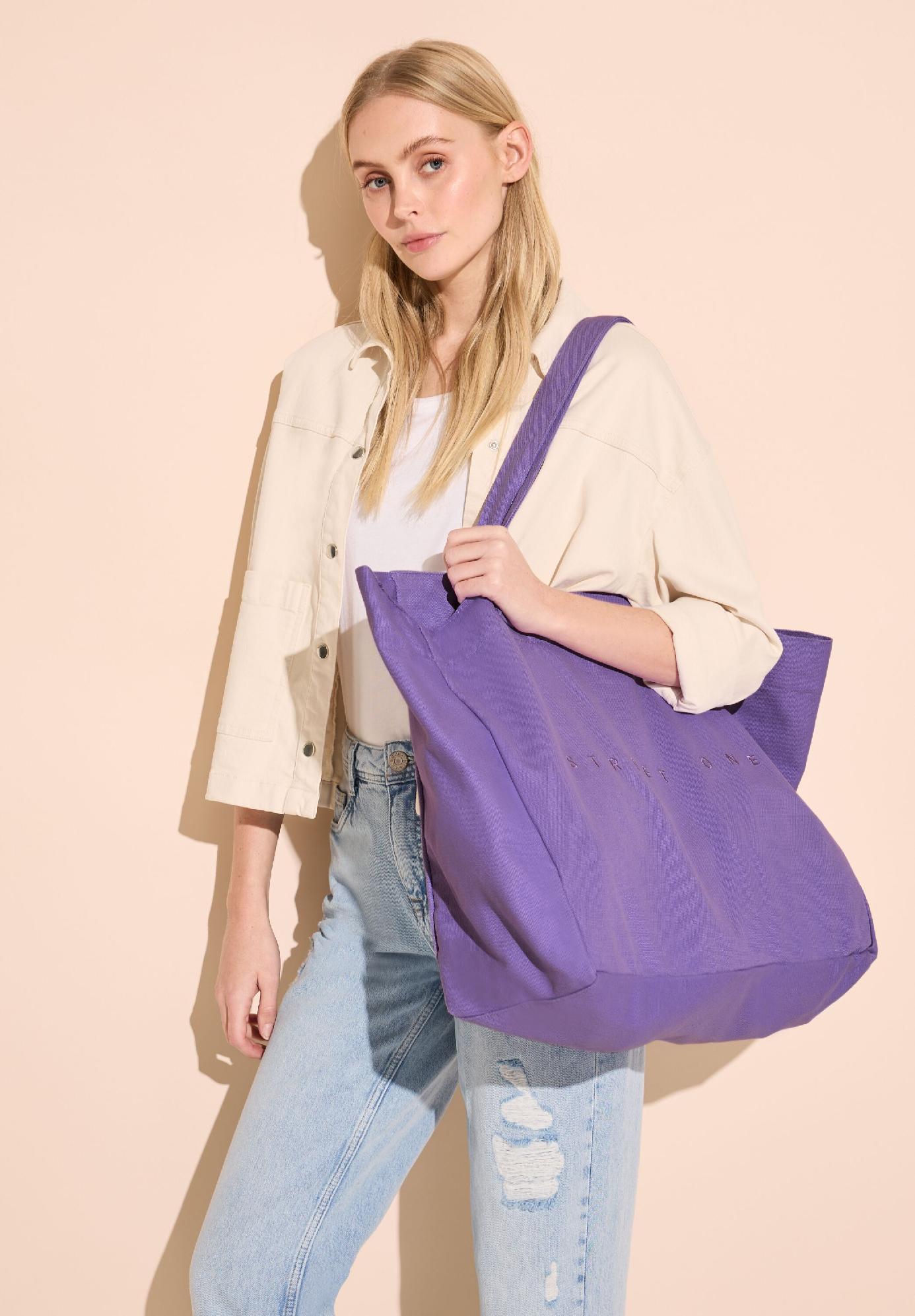 Street One shopper, lil