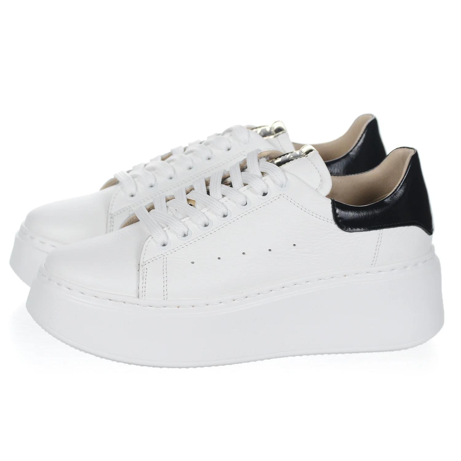 OLIVIA SHOES biele tenisky s čiernou pätou