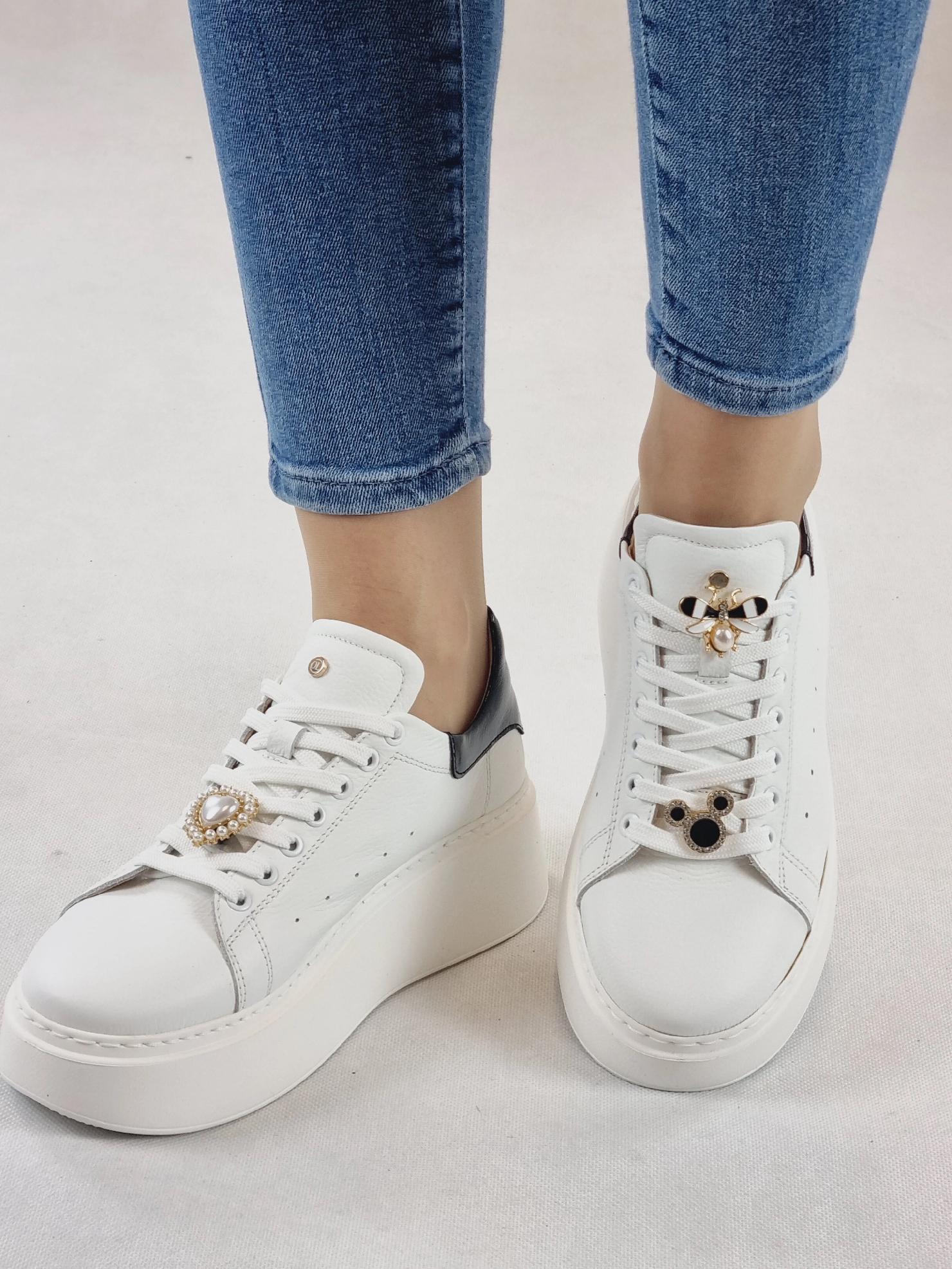 OLIVIA SHOES biele tenisky s čiernou pätou