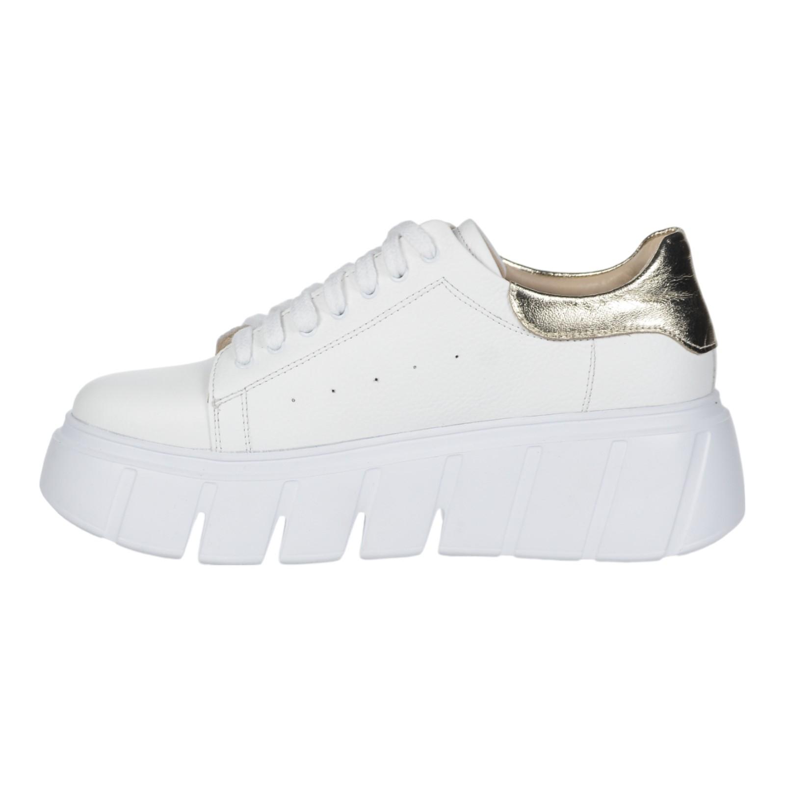 OLIVIA SHOES biele tenisky so zlatou pätou na rebrovanej podošve