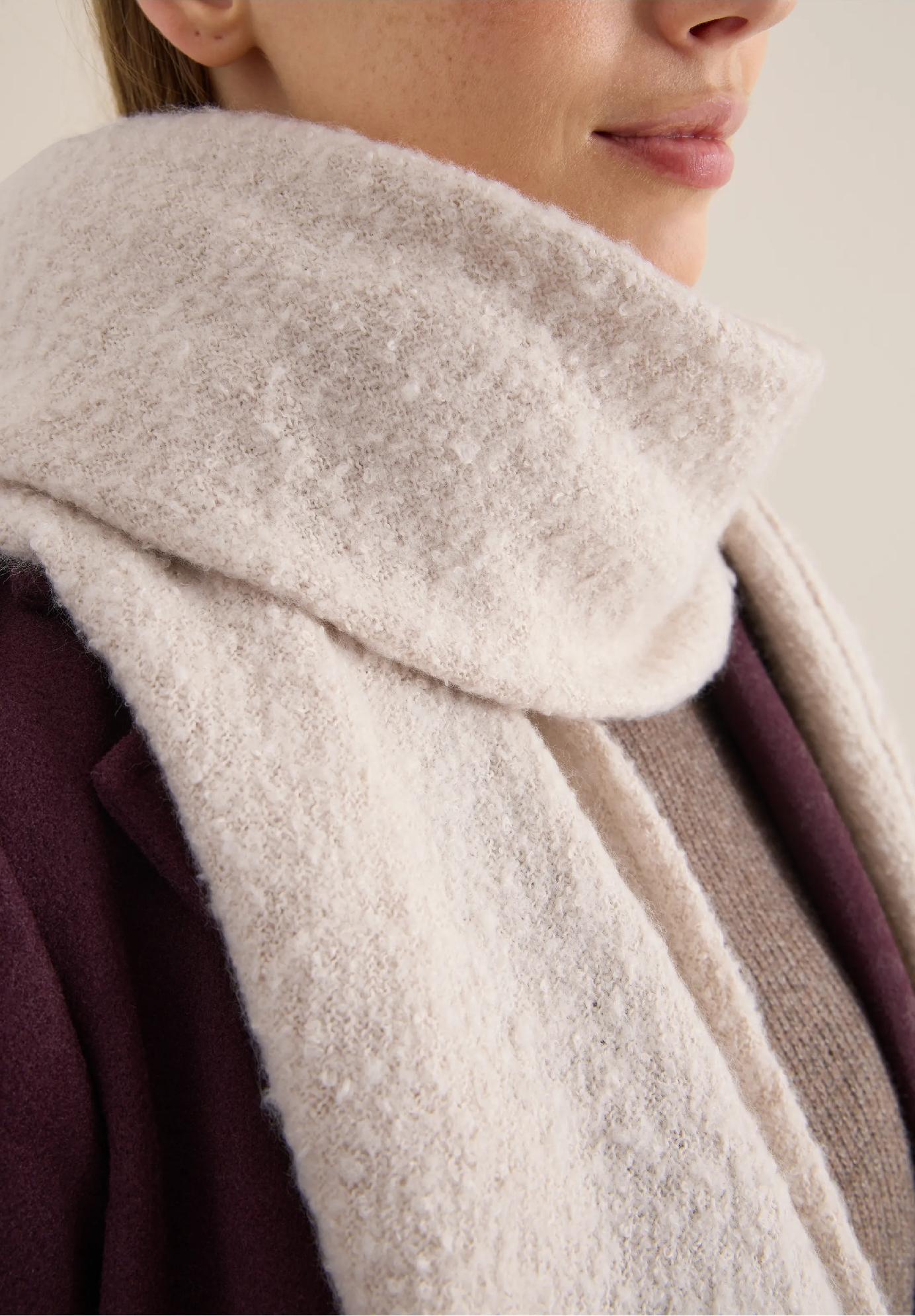 CECIL trojuholníková šatka s buklé vzorom