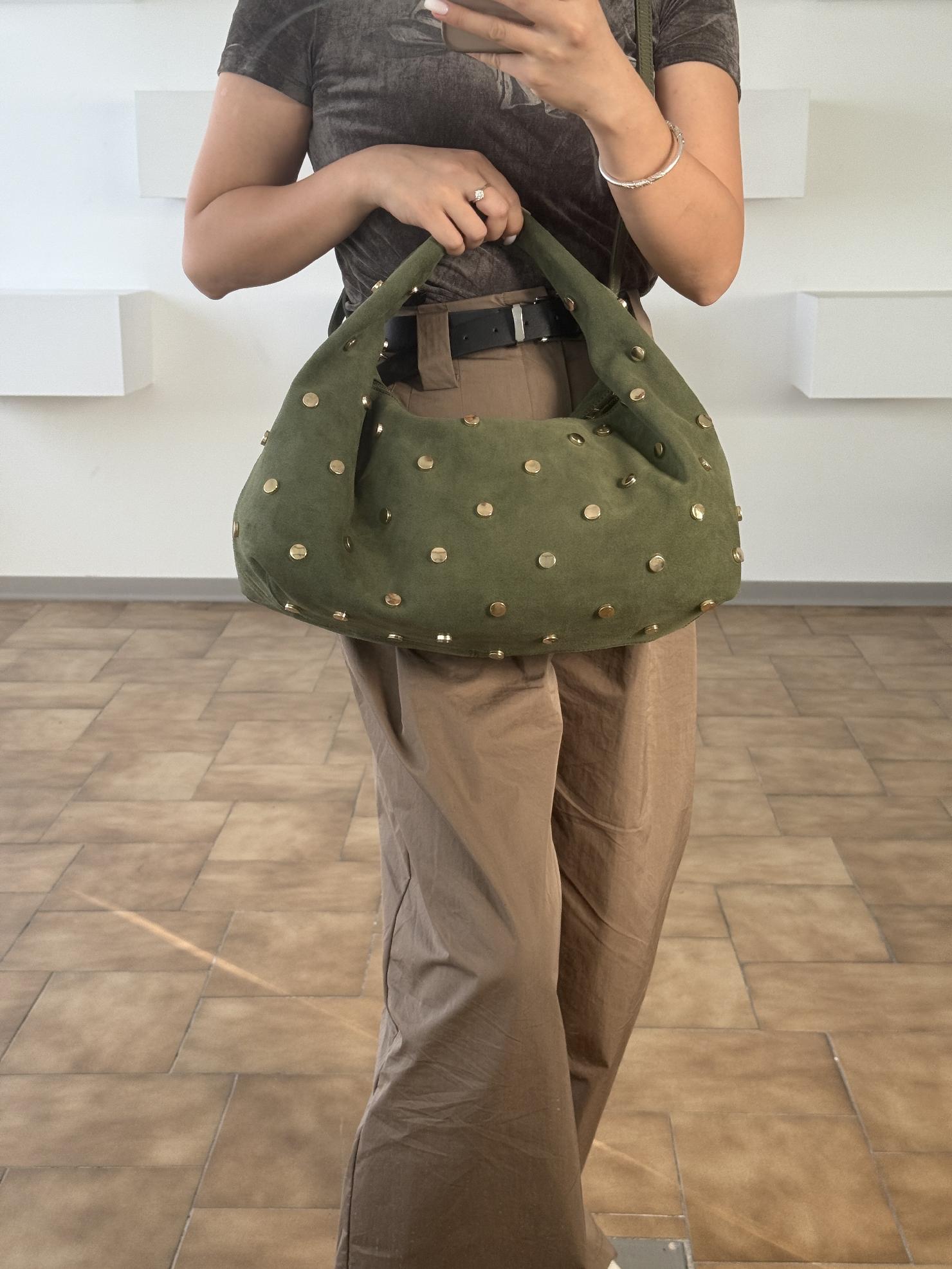 Kabelka s brúsenej kože so zlatým vybíjaním, karamel